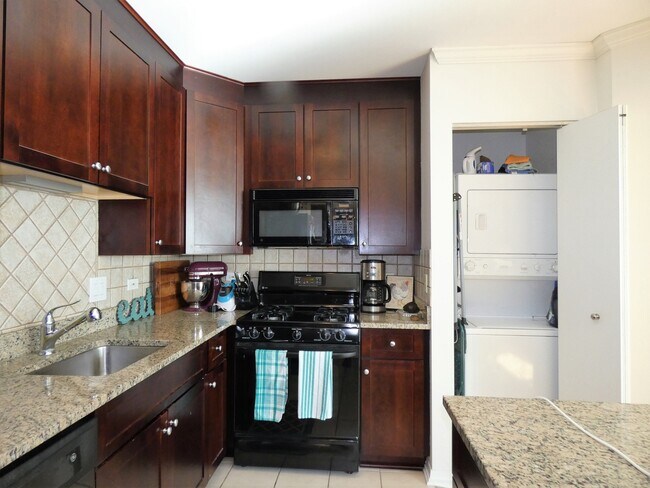 Building Photo - 33 W Ontario St