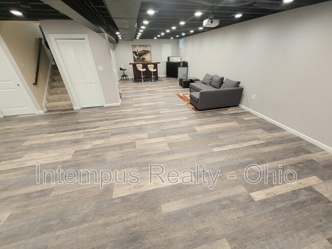 Building Photo - 6130 Brandon Dr