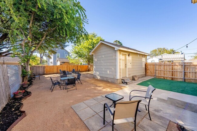 Building Photo - Downtown Home within Minutes from the Riverwalk & Alamodome ~ Large Corner Lot!