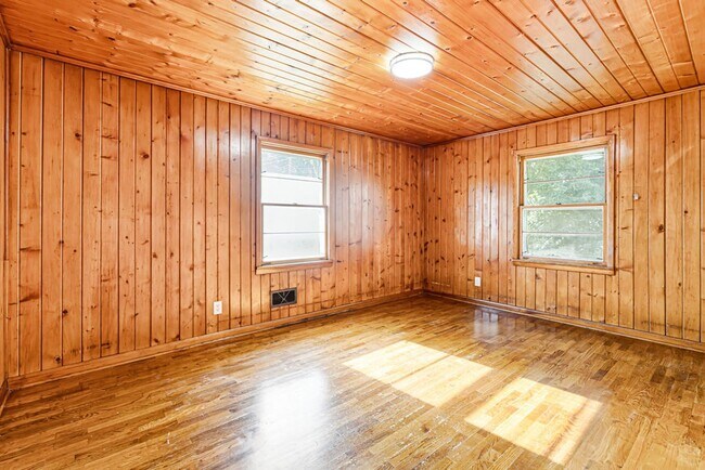 Building Photo - Updated 3-Bedroom Home with Attached Garage & Full Basement