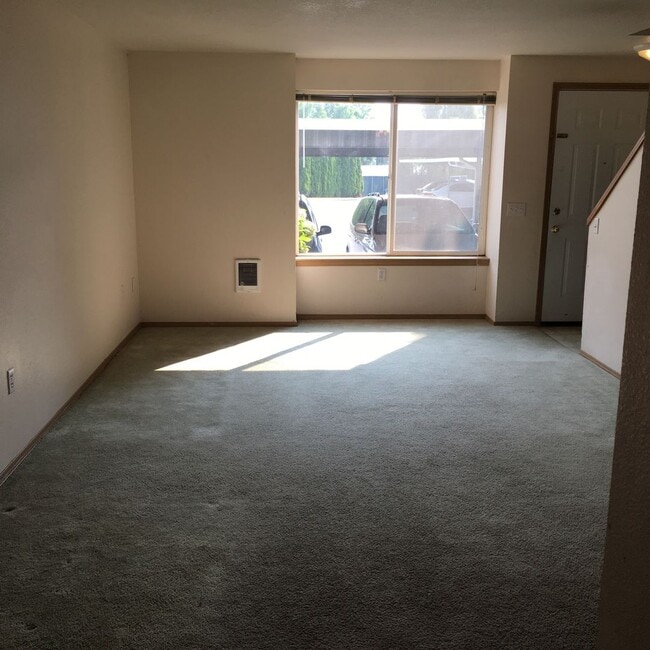 Building Photo - PRICE DROP! Pet-Friendly 2 Bedroom, 2 Bath Apartment in Newberg