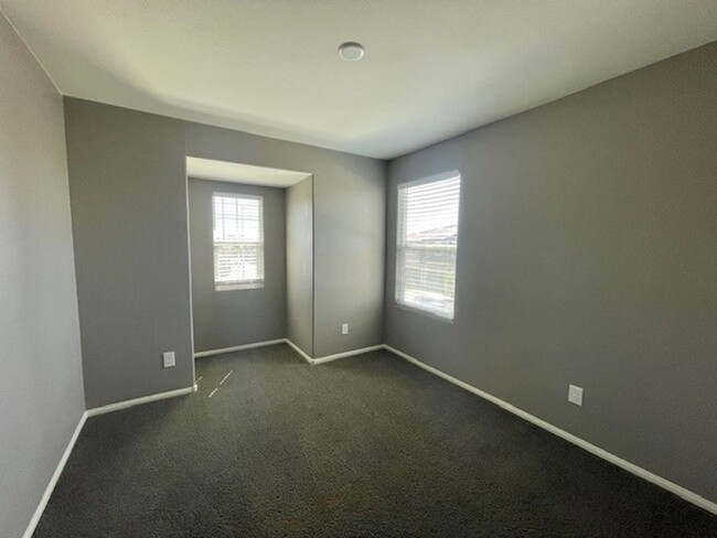 Building Photo - Gorgeous 2 Story Townhome Ready in Gated C...