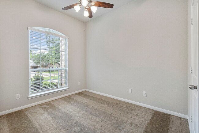 Building Photo - 11826 Briarwood Ln