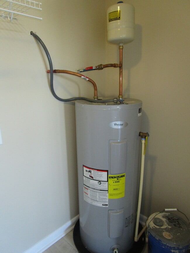 Building Photo - 505 Warren Rd NE