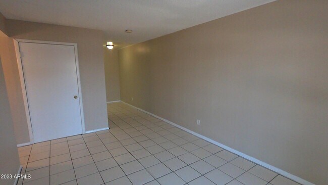 Building Photo - 26 W 6th Pl