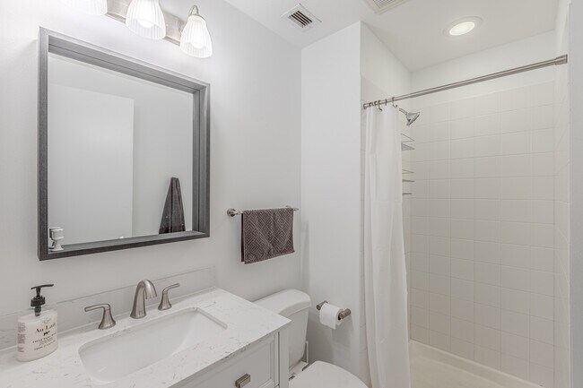 Building Photo - 333 W Hubbard St