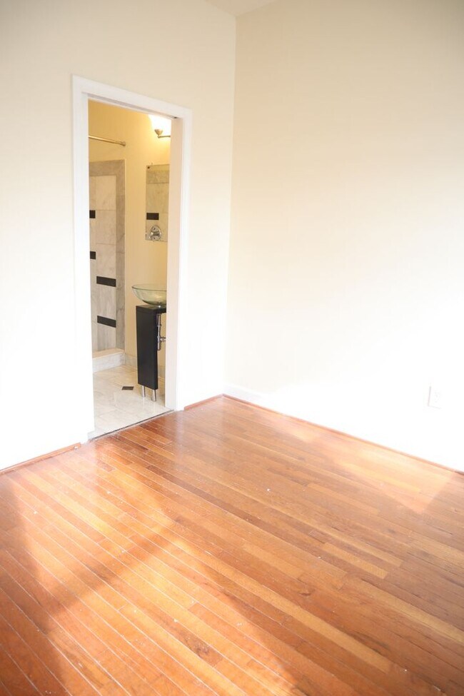 Building Photo - (Townhouse for Rent ) Simply Beautiful