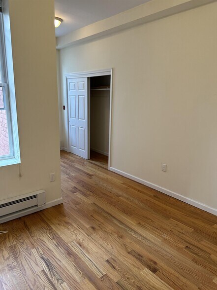 Building Photo - 942 Willow Ave