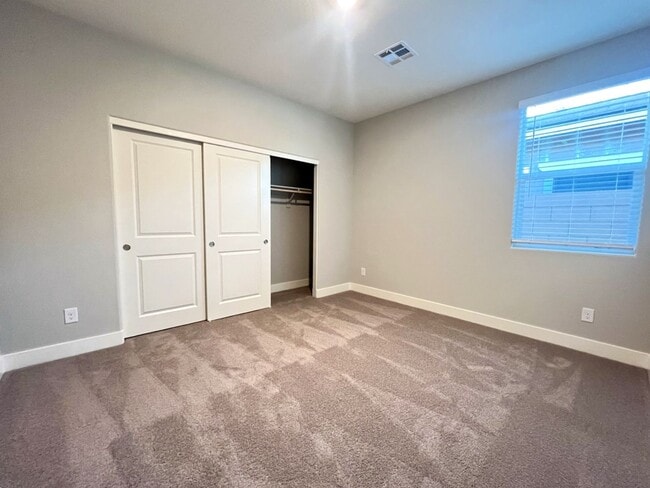 Building Photo - *** MOVE-IN SPECIAL*** BRAND NEW 4 bedroom with In-law suit 3 bath home located in Henderson, NV!