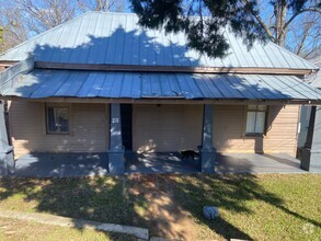 Building Photo - **AVAILABLE NOW**3 Bedroom / 1 Bathroom Ho...