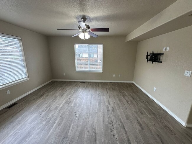 Building Photo - FANTASTIC 3 BEDROOM 2.5 BATHROOM LOCATED IN MESA RIDGE!!!