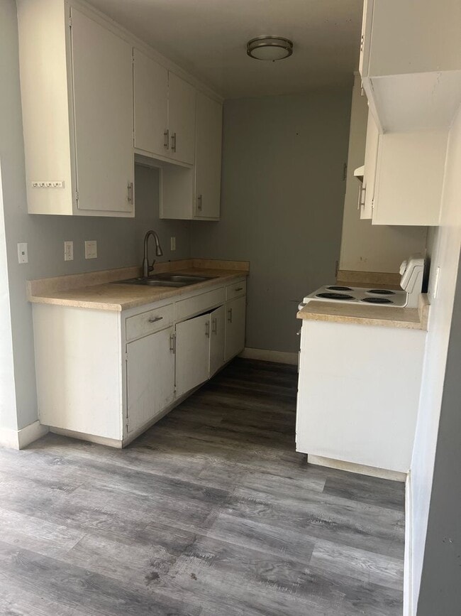 Building Photo - Beautiful 2 bedroom 1 1/2 bath town home l...