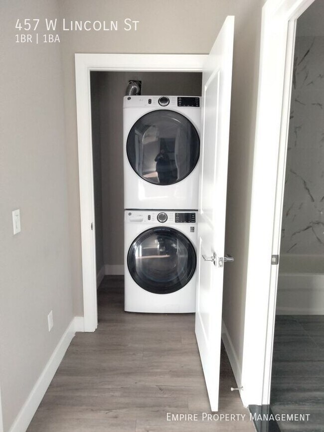 Building Photo - 1 Bedroom/ 1 Bathroom Apartments