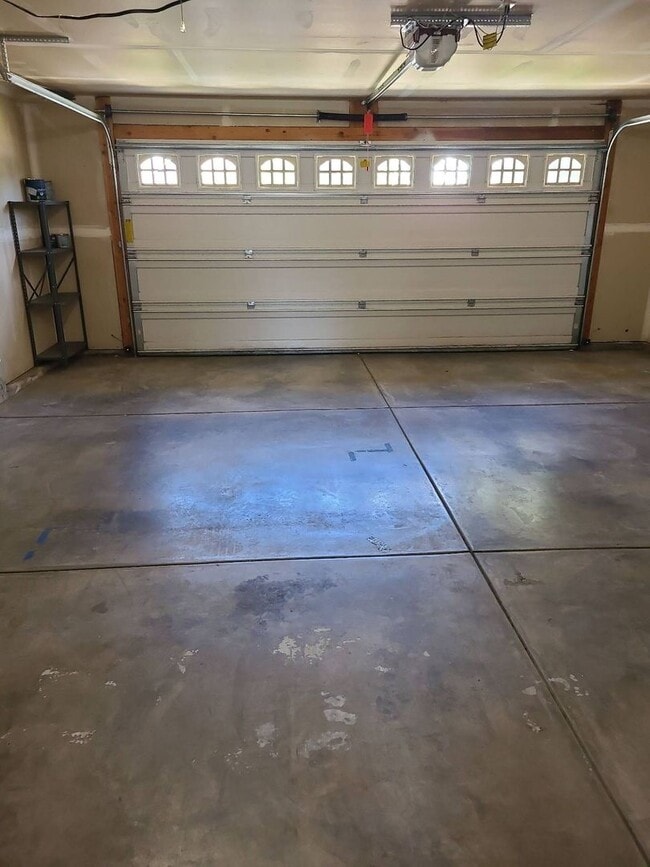 Building Photo - Spacious 4 bedroom 2.5 bedroom home in the Coeur d'Alene.