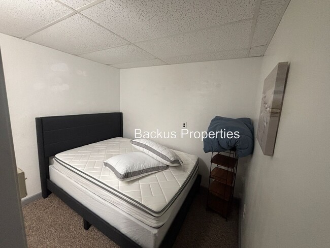 Building Photo - All utilities included in this 1 bedroom u...