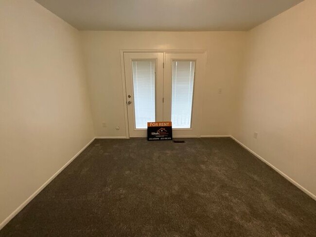 Building Photo - 4 Bedroom 2 Bath Twin Home Move in ready t...