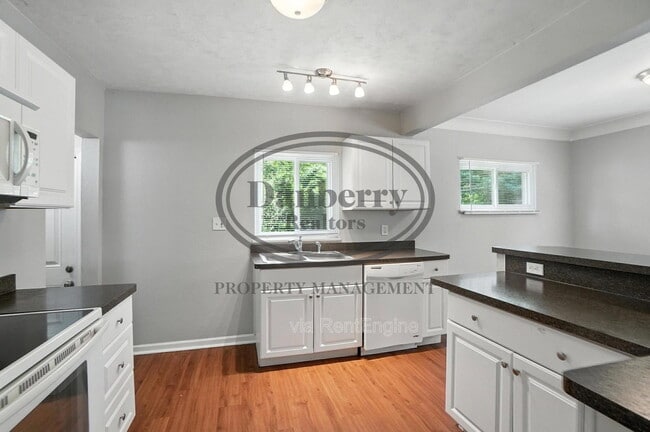 Building Photo - 822 Searles Rd