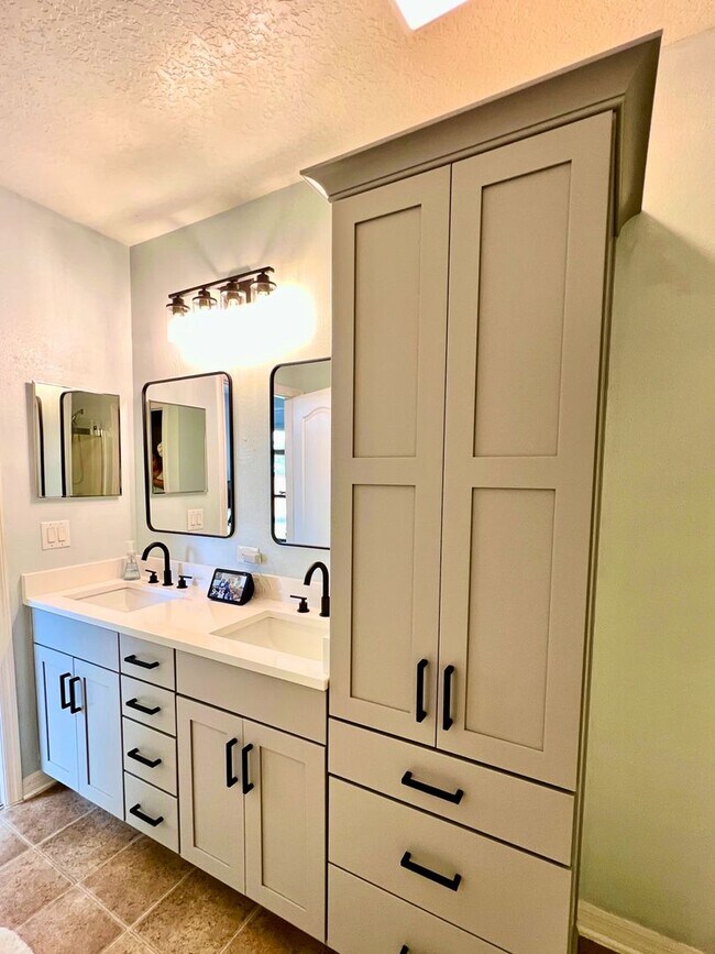 Building Photo - 5 bedroom home with fenced in yard!!!