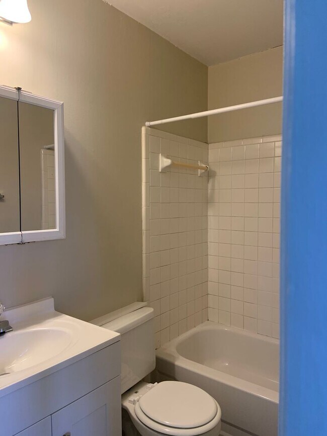 Building Photo - 3 BR Condo convenient to I-40 and Wendover...