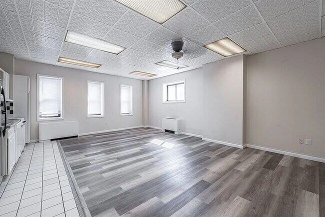 Building Photo - "Chic Urban Living: Spacious 1-Bedroom Oas...