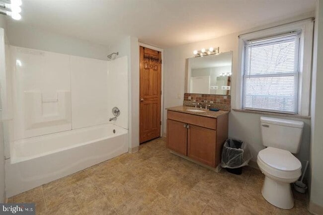 Building Photo - 607 West Lawn Ave