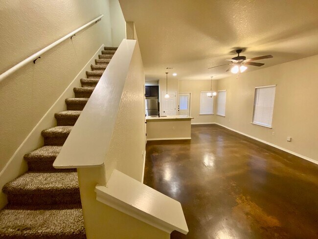 Building Photo - Two Story Townhome in New Braunfels