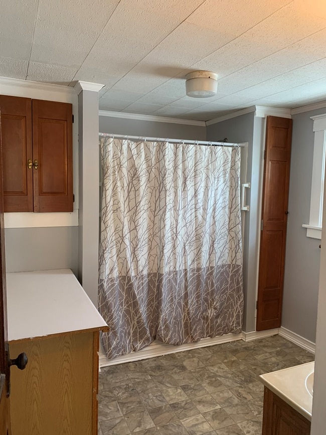 Building Photo - 206 E 10th St