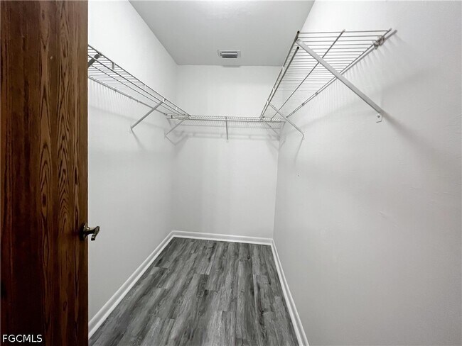 Building Photo - 4530 SW 10th Ave