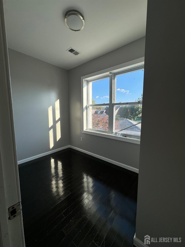 Building Photo - 537 Harding Ave
