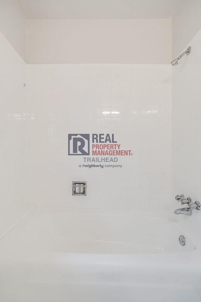 Building Photo - Spacious 3 bed 2 bath Monticello Duplex with Loft