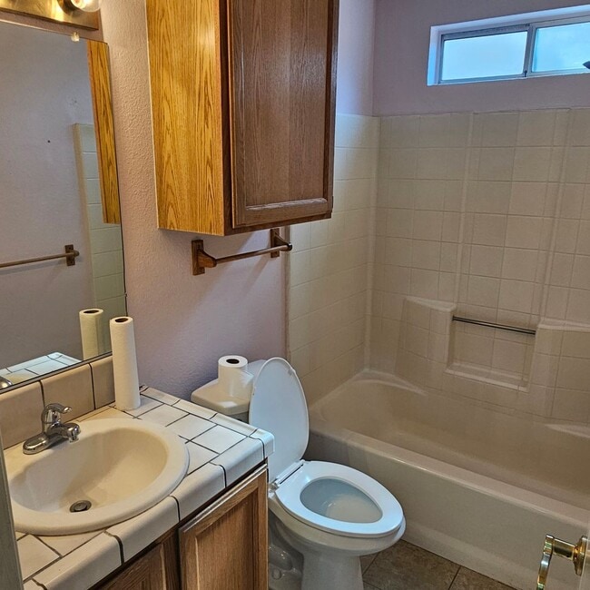 Building Photo - Spacious Open Floor Plan Close to Schools ...