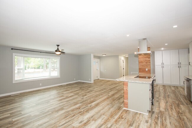 Building Photo - Gorgeous Fully Renovated 3 bedroom home in the Heart of Whispering Pines