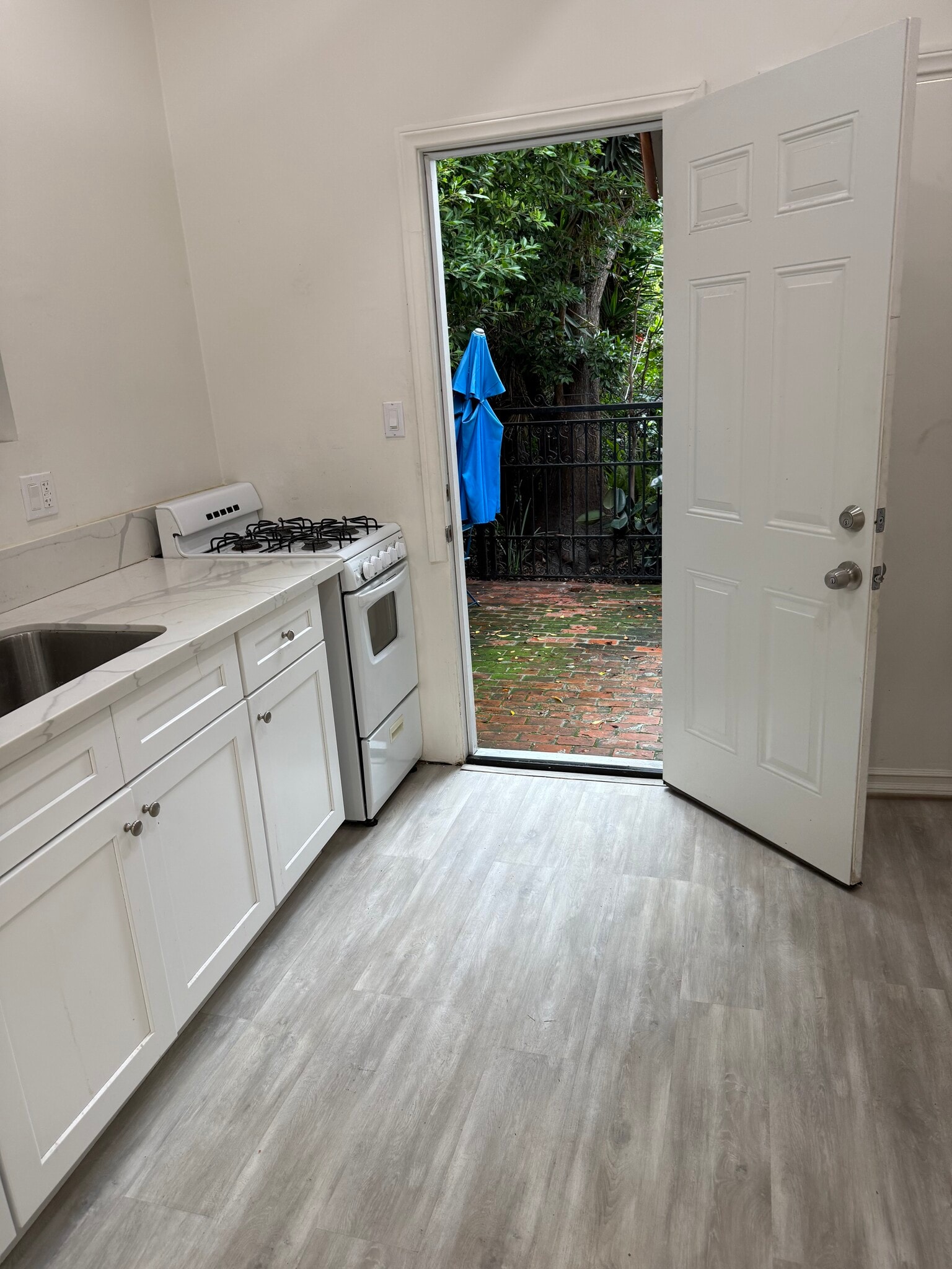 Building Photo - 532 S Irving Blvd