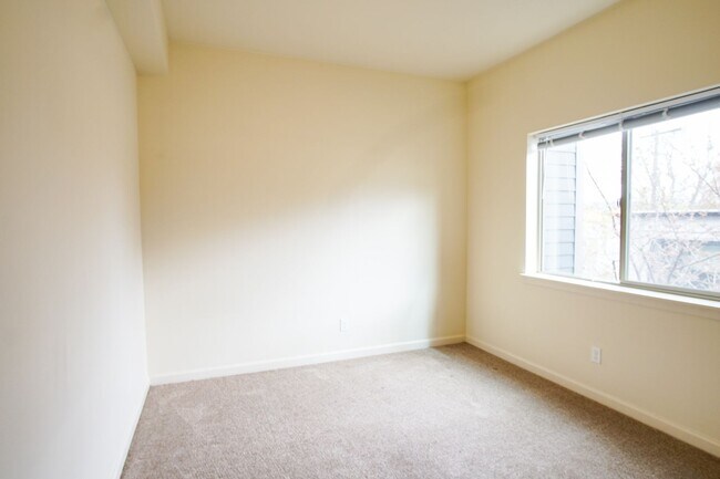 Building Photo - Great 1 Bdr w/Washer/Dryer and Private Balcony!