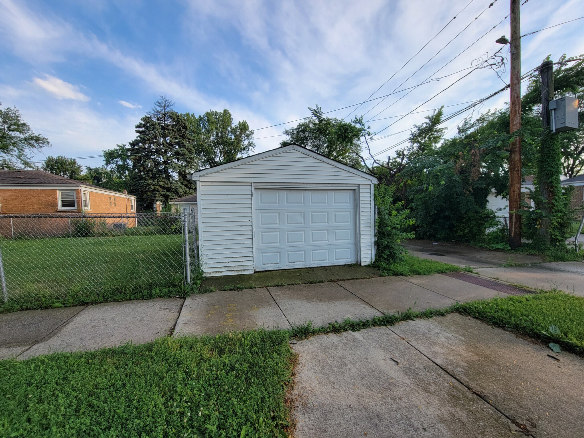 Building Photo - 9900 S Paxton Ave