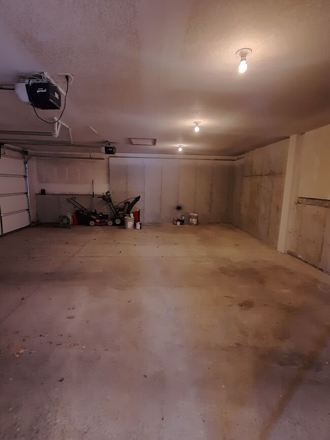 Building Photo - 3 BEDROOM | 2 BATH | TRI-LEVEL | NORTH