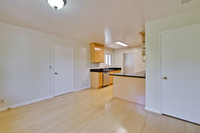 Building Photo - Beautiful Birdland Home on Quiet Cul-de-Sa...