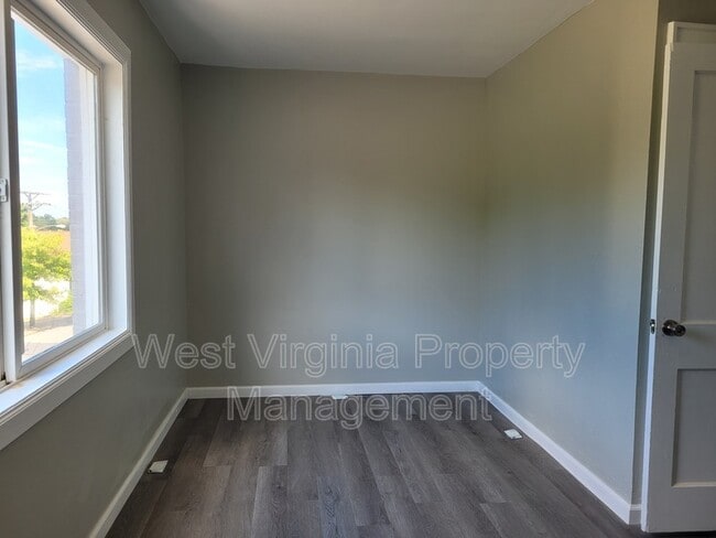 Building Photo - 200 Lewis St