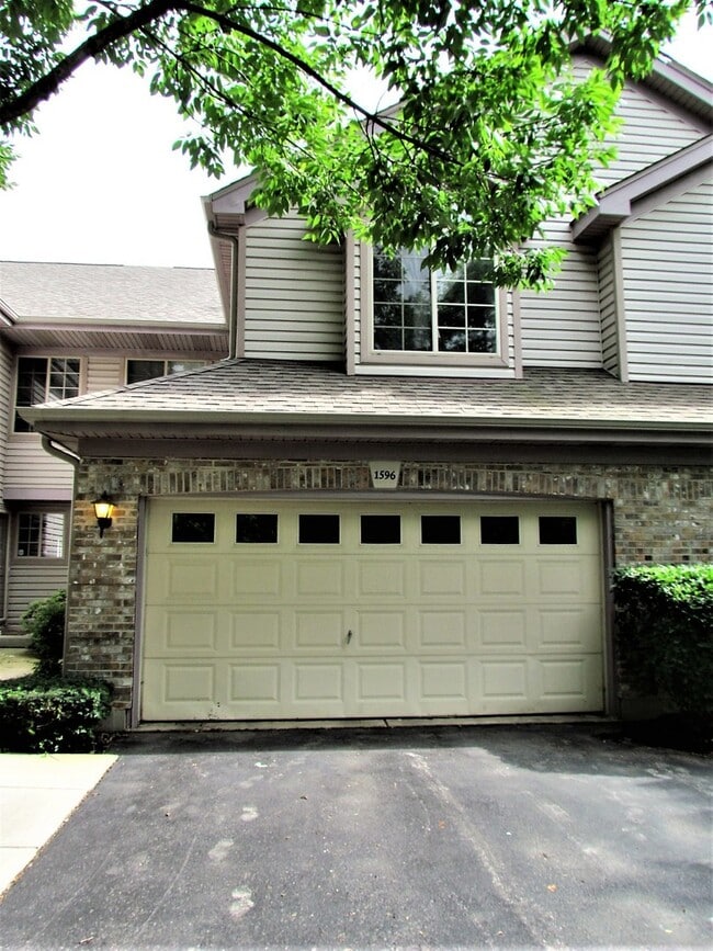 Primary Photo - 1596 N St Marks Pl