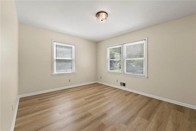 Building Photo - 4192 N Shallowford Rd