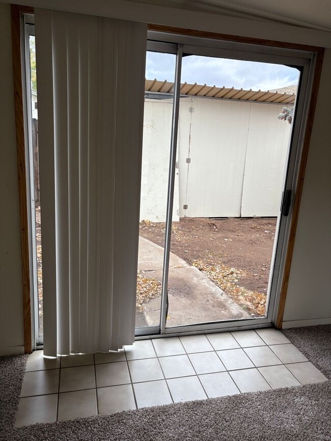 Building Photo - Charming 3 Bedroom Home