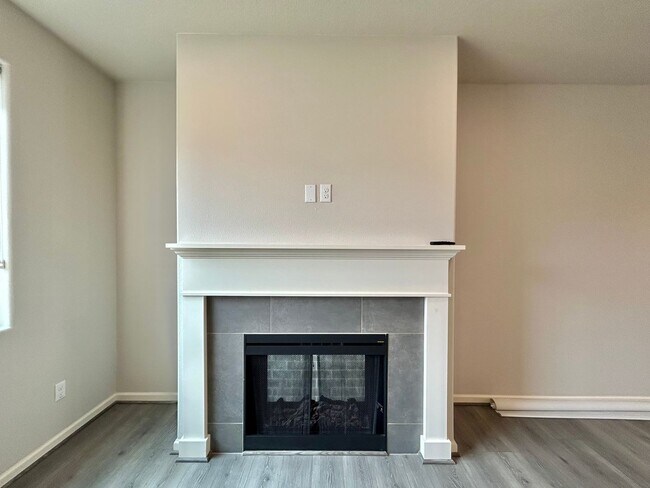 Building Photo - Stunning 2 Bed, 2.5 Bath Craftsman Townhome with Community Amenities!