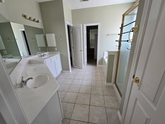 Building Photo - 2126 Blue Water Bay Dr