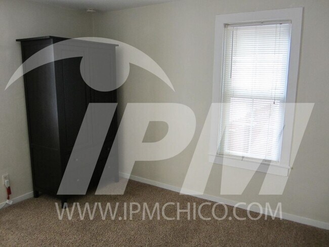 Building Photo - Classic 3 bedroom 2 bathroom home!