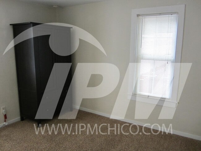 Building Photo - Classic 3 bedroom 2 bathroom home! Half off first month rent**