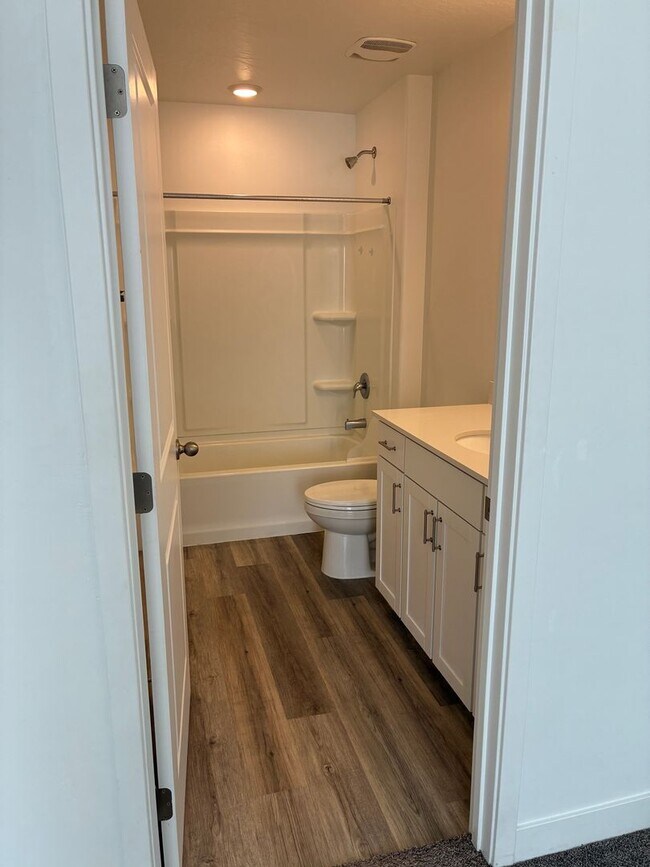 Building Photo - 3 Bedroom Townhome