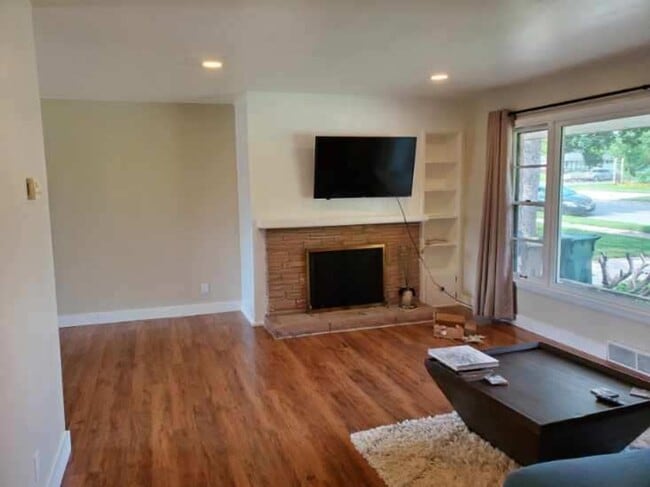 Building Photo - 2 Bedroom Single Family Home, Fall Move In!