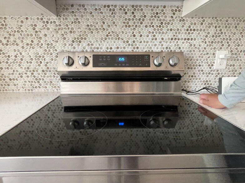 Building Photo - 605 E 7th St