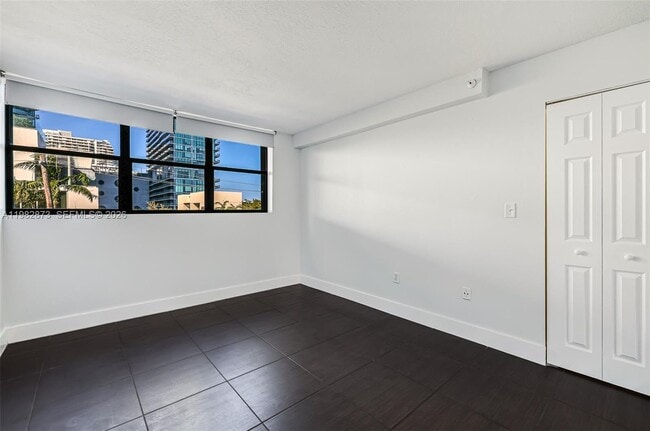 Building Photo - 555 NE 30th St