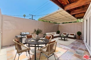 Building Photo - 609 N Doheny Dr